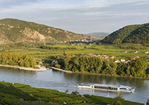 Unesco World Heritage Gallery: View from Weissenkirchen over the Danube towards Rossatz and Duernstein in the Wachau