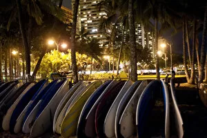 Suburbia Gallery: Waikiki beach by night