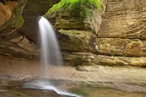 Images Dated 5th May 2011: Waterfalls in LaSalle Canyon in Starved Rock State Park, Illinois, USA
