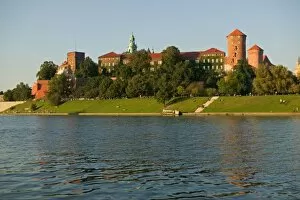 Images Dated 7th September 2004: Wawel Hill with Royal Castle and Cathedral, Vistula River, Krakow, Poland
