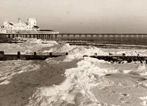 Images Dated 17th December 2013: Bognor beach in winter. 1963
