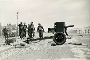 Images Dated 17th October 2014: Gun Crew on the Esplanade, Bognor Regis 1940