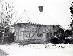 Images Dated 8th March 2012: Snow picture at Bignor Old Shop, January 1940