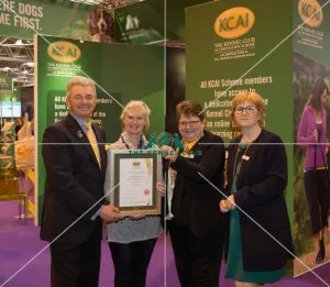 <b class=qtipBold><figcaption>Presentation to Sue Hollobone</figcaption></b><br><em>© The Kennel Club </em> Presentation to Sue Hollobone