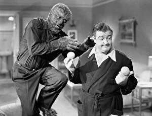 Images Dated 9th August 2006: ABBOTT AND COSTELLO. The Wolf Man (Lon Chaney, Jr.) goes after Wilbur (Lou Costello)