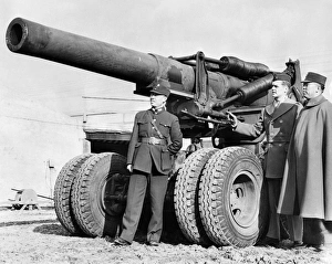 American Lieutenant Guy H. Drewry (center), in command, pointing out important features American Lieutenant Guy H. Drewry (center), in command, pointing out important features