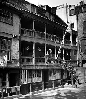 Images Dated 20th May 2008: Exterior view of the George Inn, an old pub in Southwark, London, England. Photographed c1950