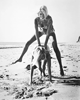 <b class=qtipBold><figcaption>Fashion: Women's Swimsuits</figcaption></b><br>FASHION: WOMEN'S SWIMSUITS. California beachwear in 1964.<br><em>© none</em> Fashion: Women's Swimsuits