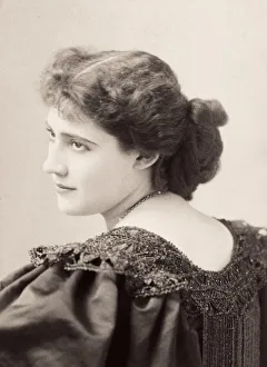 LILY HANBURY (1874-1908). English actress. Original cabinet photograph from Sarony' LILY HANBURY (1874-1908). English actress. Original cabinet photograph from Sarony'