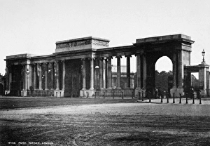 LONDON: HYDE PARK CORNER. View of Hyde Park Corner, Hyde Park, London, England LONDON: HYDE PARK CORNER. View of Hyde Park Corner, Hyde Park, London, England