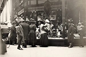 NEW YORK: SHOPPING, 1911. Christmas shoppers. Photograph NEW YORK: SHOPPING, 1911. Christmas shoppers. Photograph
