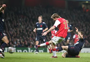 Alex Hleb scores Arsenals 4th goal under pressure from Zdenek Senkerik (Slavia) Alex Hleb scores Arsenals 4th goal under pressure from Zdenek Senkerik (Slavia)