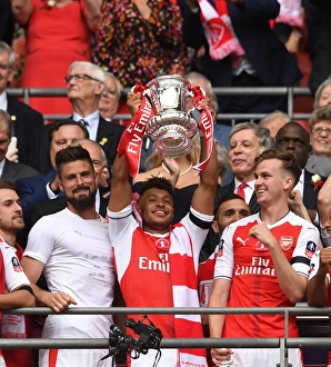 Images Dated 3rd January 2016: Alex Oxlade-Chamberlain (Arsenal) lifts the FA Cup. Arsenal 2: 1 Chelsea. FA Cup Final
