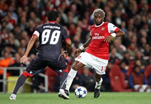 Alex Song (Arsenal) Vandinho (Braga). Arsenal 6:0 SC Braga. UEFA Champions League Alex Song (Arsenal) Vandinho (Braga). Arsenal 6:0 SC Braga. UEFA Champions League