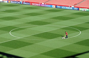 Arsenal Groundsman Paul Ashcroft marks out the pitch before the match. Arsenal 2:1 Olympiacos Arsenal Groundsman Paul Ashcroft marks out the pitch before the match. Arsenal 2:1 Olympiacos