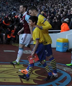 Images Dated 26th December 2013: The Arsenal Mascot with Thomas Vermaelen (Arsenal). West Ham United 1: 3 Arsenal