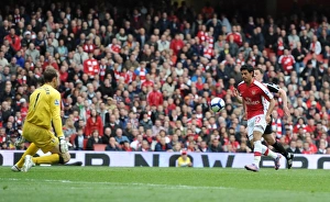 Carlos Vela chips the ball over Fulham goalkeeper Mark Schwarzer to score the 4th Arsenal Carlos Vela chips the ball over Fulham goalkeeper Mark Schwarzer to score the 4th Arsenal