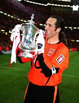 Images Dated 7th April 2005: David Seaman kisses the FA Cup. Arsenal 1: 0 Southampton. The F