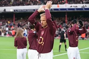 Images Dated 28th November 2005: Dennis Bergkamp (Arsenal) claps the fans before the match
