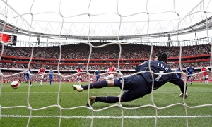 Gilberto scores Arsenals gol from the penalty spot past Petr Czech (Chelsea) Gilberto scores Arsenals gol from the penalty spot past Petr Czech (Chelsea)