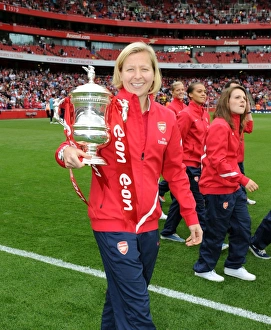Jayne Ludlow of the Arsenal Ladies with the Womens FA Cup Trophy. Arsenal 1:0 Swansea City Jayne Ludlow of the Arsenal Ladies with the Womens FA Cup Trophy. Arsenal 1:0 Swansea City