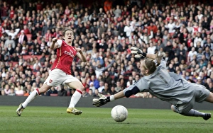 Karen Carney scores her and Arsenals 1st goal past Siobhan Chamberlian (Chelsea) Karen Carney scores her and Arsenals 1st goal past Siobhan Chamberlian (Chelsea)