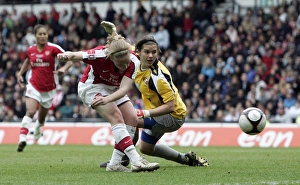 Kim Little scores Arsenal's 2nd goal past Helen Alderson (Sunderland) Kim Little scores Arsenal's 2nd goal past Helen Alderson (Sunderland)