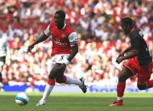 Images Dated 1st August 2007: Kolo Toure (Arsenal) Peguy Luyindula (PSG)
