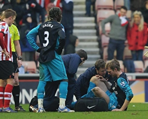 Per Mertesacker (Arsenal) is treated by Physio Colin Lewin. Sunderland 1:2 Arsenal Per Mertesacker (Arsenal) is treated by Physio Colin Lewin. Sunderland 1:2 Arsenal