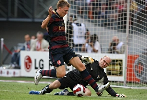 Nicklas Bendtner scores Arsenals 1st goal past Marco Ballotta (Lazio) Nicklas Bendtner scores Arsenals 1st goal past Marco Ballotta (Lazio)