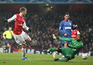 Nicklas Bendtner shoots past Bucuresti keeper Robinson Zapata to score the 2nd Arsenal Nicklas Bendtner shoots past Bucuresti keeper Robinson Zapata to score the 2nd Arsenal