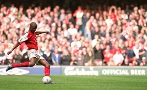 Images Dated 16th November 2006: Patrick Vieira scores the penalty that wins the FA Cup for Arsenal