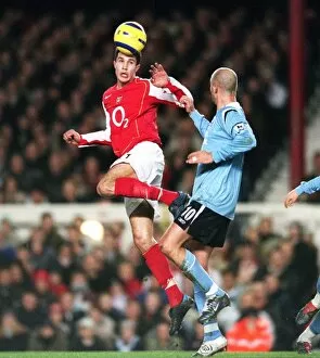 Images Dated 2nd December 2005: Robin van Persie (Arsenal) Antoine Sibierski (Man City)