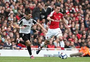Robin van Persie (Arsenal) Clint Dempsey (Fulham). Arsenal 4: 0 Fulham. Barclays Premier League