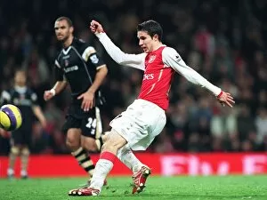 Images Dated 2nd January 2007: Robin van Persie scores his 2nd goal Arsenals 4th