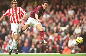 Robin van Persie scores Arsenals 1st goal under pressure from Alan Stubbs Robin van Persie scores Arsenals 1st goal under pressure from Alan Stubbs
