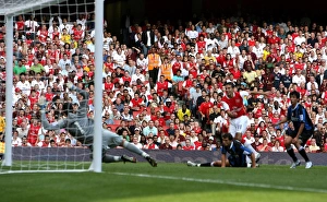 Inter Milan Gallery: Robin van Persie scores Arsenals 2nd goal
