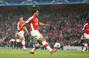 Theo Walcott shoots past Villarreal goalkeeper Diego Theo Walcott shoots past Villarreal goalkeeper Diego
