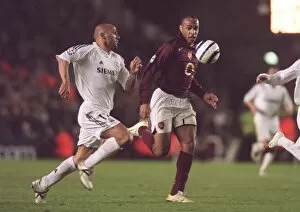 Images Dated 9th March 2006: Thierry Henry (Arsenal) Raul Bravo (Real Madrid)