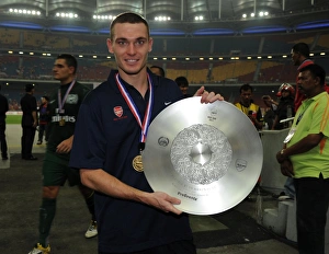 Thomas Vermaelen (Arsenal) with the winners trophy after the match. Malaysia XI 0:4 Arsenal Thomas Vermaelen (Arsenal) with the winners trophy after the match. Malaysia XI 0:4 Arsenal