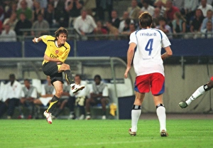 Tomas Rosicky shoots past substitute goalkeeper Stefan Wachter to score the 2nd Arsenal Tomas Rosicky shoots past substitute goalkeeper Stefan Wachter to score the 2nd Arsenal