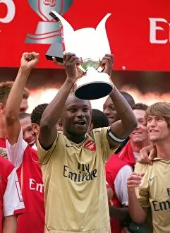 Inter Milan Gallery: William Gallas lifts the Emirates Trophy for Arsenal
