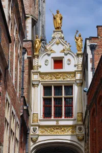 Covered arch between the City Hall, the Stadhuis, and Old Civil Registry leading into Burg Square