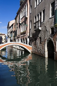 <b class=qtipBold><figcaption>A canal in Venice</figcaption></b><br>A quiet canal in Venice. This is in the Veneto region of Italy.<br><em>© Copyright: David Williams</em> A canal in Venice
