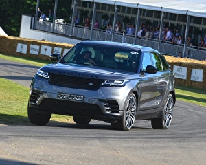 <b class=qtipBold><figcaption>CJ6 9070 Range Rover, Velar</figcaption></b><br>Range Rover, Velar, Goodwood Festival of Speed, 2017, Peaks of Performance, Motorsports Game Changers, automobiles, cars, entertainment, Festival of Speed, FoS, Goodwood, heritage, contemporary, modern, hill climb, July, June, motor sport, motorcars, nostalgia, racing, speed, sports, West Sussex.<br><em>© 2017 Chris McEvoy, www.cjm-photography.co.uk, all rights reserved</em> CJ6 9070 Range Rover, Velar