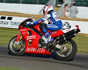 <b class=qtipBold><figcaption>CJ6 9325 Freddie Spencer, Honda RC45</figcaption></b><br>Freddie Spencer, Honda RC45, Goodwood Festival of Speed, 2017, Peaks of Performance, Motorsports Game Changers, automobiles, cars, entertainment, Festival of Speed, FoS, Goodwood, heritage, contemporary, modern, hill climb, July, June, motor sport, motorcars, nostalgia, racing, speed, sports, West Sussex., Moving Motor Show, motor bike racing, sports bikes, motor cycles, motorcycles, bikes, two wheels,<br><em>© 2017 Chris McEvoy, www.cjm-photography.co.uk, all rights reserved</em> CJ6 9325 Freddie Spencer, Honda RC45