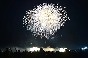 <b class=qtipBold><figcaption>CM1 2067 Firework display</figcaption></b><br>Firework display, Goodwood 72nd Members Meeting, Firework display, fireworks, Goodwood, Goodwood 72nd Members Meeting, GRRC, Historic Racing, motor sport, motorsport, night shots, nostalgia.<br><em>© (C)2014 Chris McEvoy, all rights reserved, www.cjm-photography.co.uk.</em> CM1 2067 Firework display