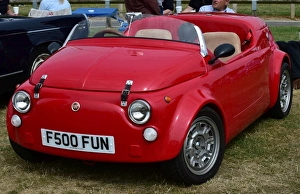 <b class=qtipBold><figcaption>CM15 7479 FIAT 500 fun</figcaption></b><br>FIAT 500 fun, Festival Italia, Brands Hatch, Kent, August 14th, 2016, circuit racing, competition, Ferrari, Festival Italia, FIAT, Italian, Kent, Lancia, motorcycles, motorsport, racing, scooters, vehicles, sport, cars,<br><em>© 2016 Chris McEvoy, all rights reserved, www.cjm-photography.co.uk</em> CM15 7479 FIAT 500 fun
