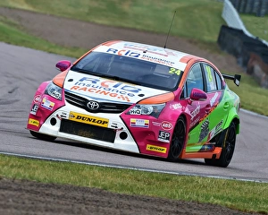 <b class=qtipBold><figcaption>CM15 9262 Jake Hill, Toyota Avensis</figcaption></b><br>Jake Hill, Toyota Avensis, BTCC Rockingham, Rockingham Motorsport Speedway, Sunday, 28th August, 2016, Autosport, British Touring Car Championship, BTCC, BTCC Rockingham, BTCC, cars, England, motor sport, Northamptonshire, racing circuit racing, Rockingham, Rockingham Raceway, , Touring Car Championship, touring cars, UK, saloon cars, tin tops,<br><em>© 2016 Chris McEvoy, all rights reserved, www.cjm-photography.co.uk.</em> CM15 9262 Jake Hill, Toyota Avensis