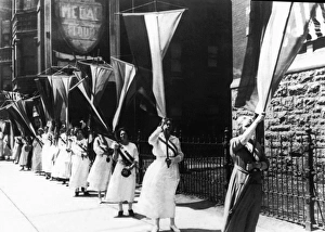<b class=qtipBold><figcaption>1920 Suffrage Demonstrators</figcaption></b><br>Chicago, Illinois: 1920 Women demonstrators outside the Republican Convention demanding the right to vote.<br><em>© Underwood Archives/UIG</em> 1920 Suffrage Demonstrators